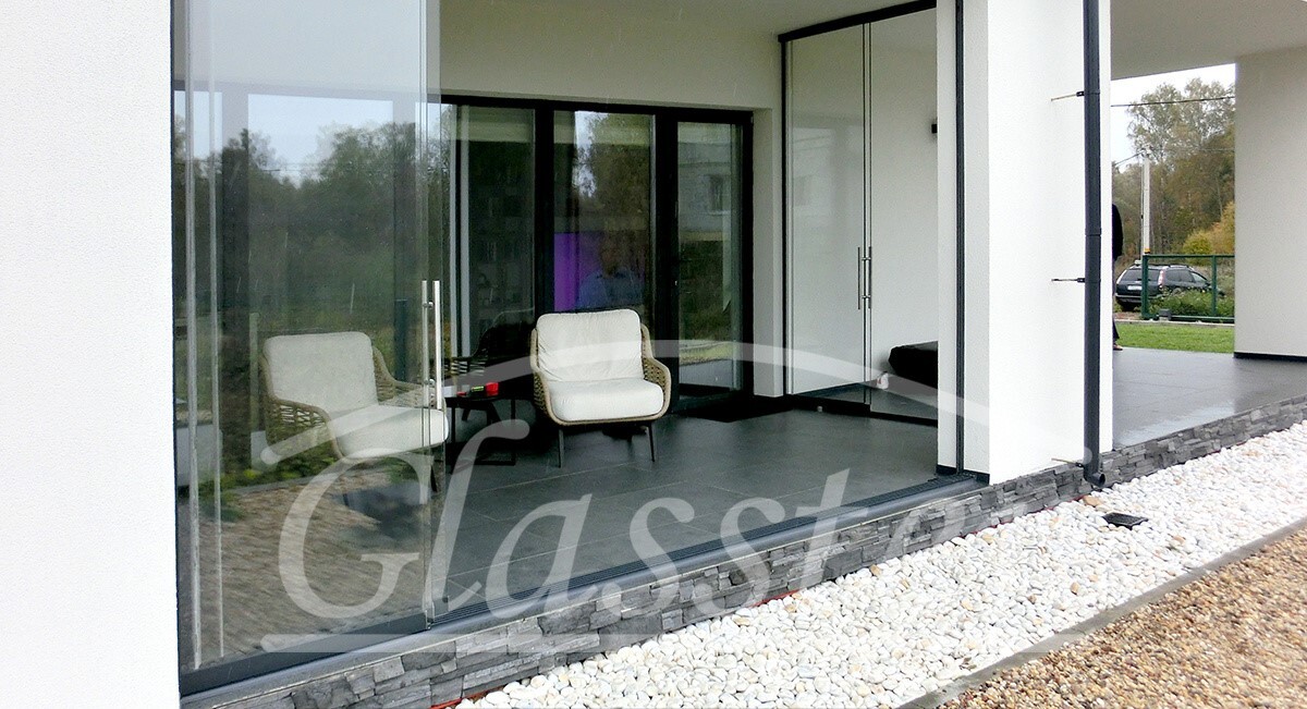 Glasster: недорогое остекление террас Безрамное остекление Glasster а террасе