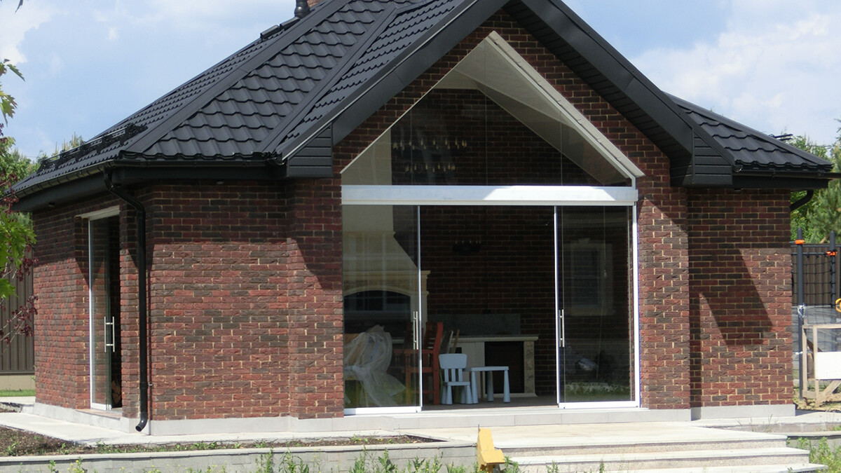 Glasster российский бренд безрамного остекления Остекление Glasster с белым профилем