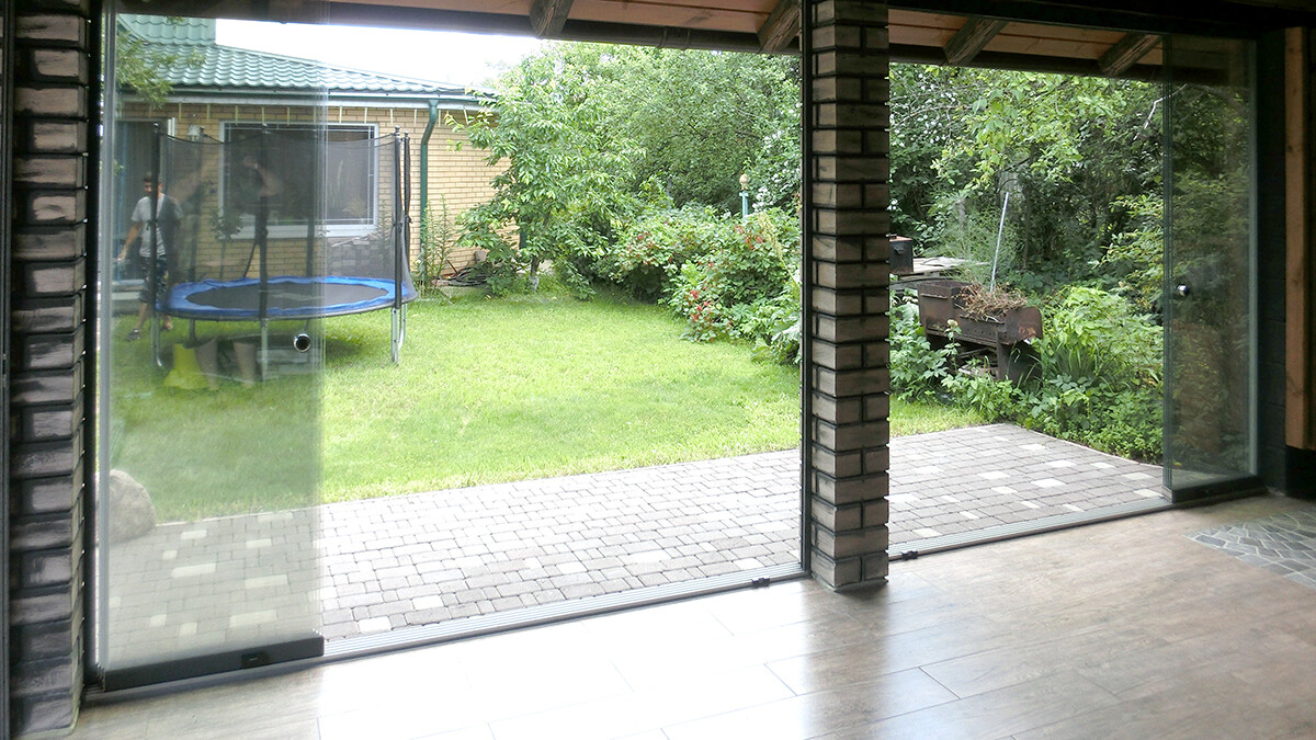 Glasster безрамное остекление российского производства Открытые створки террасы с остеклением