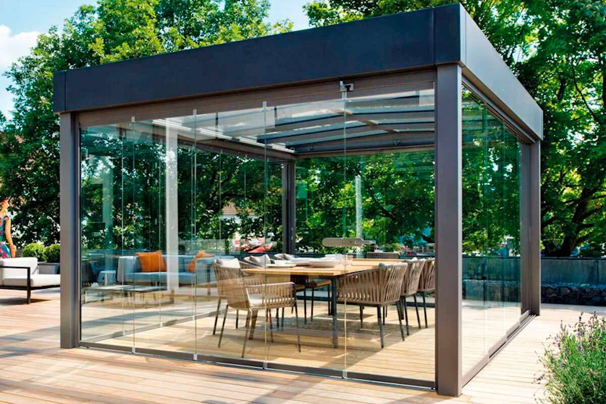 Строительство и продажа беседок с безрамным остеклением Беседка с раздвижными стенами из стекла
